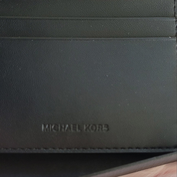 AUTHENTIC MICHAEL KORS BILLFOLD WALLET - Picture 3 of 6